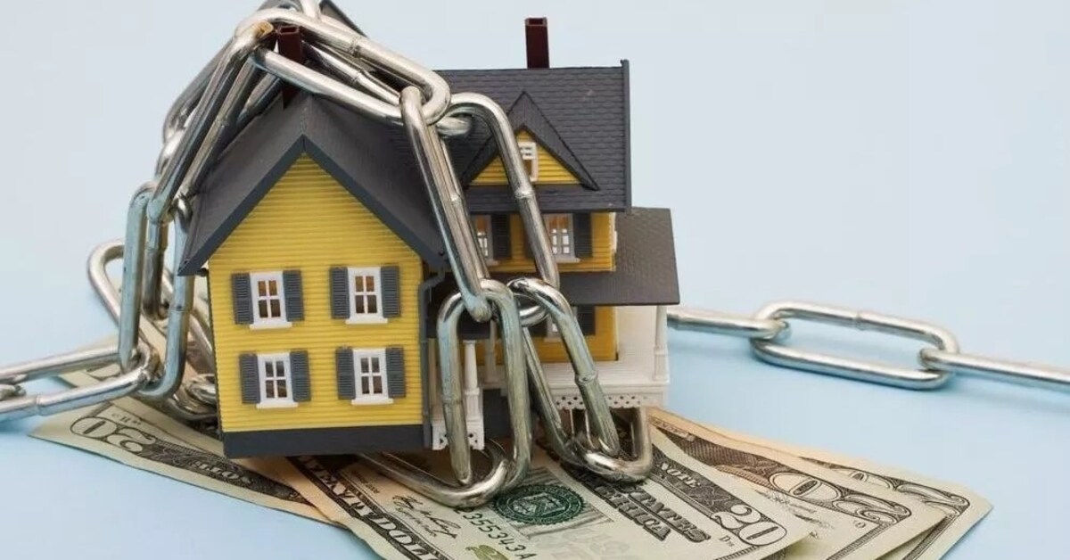 Как продать квартиру при наличии долгов по коммуналке?